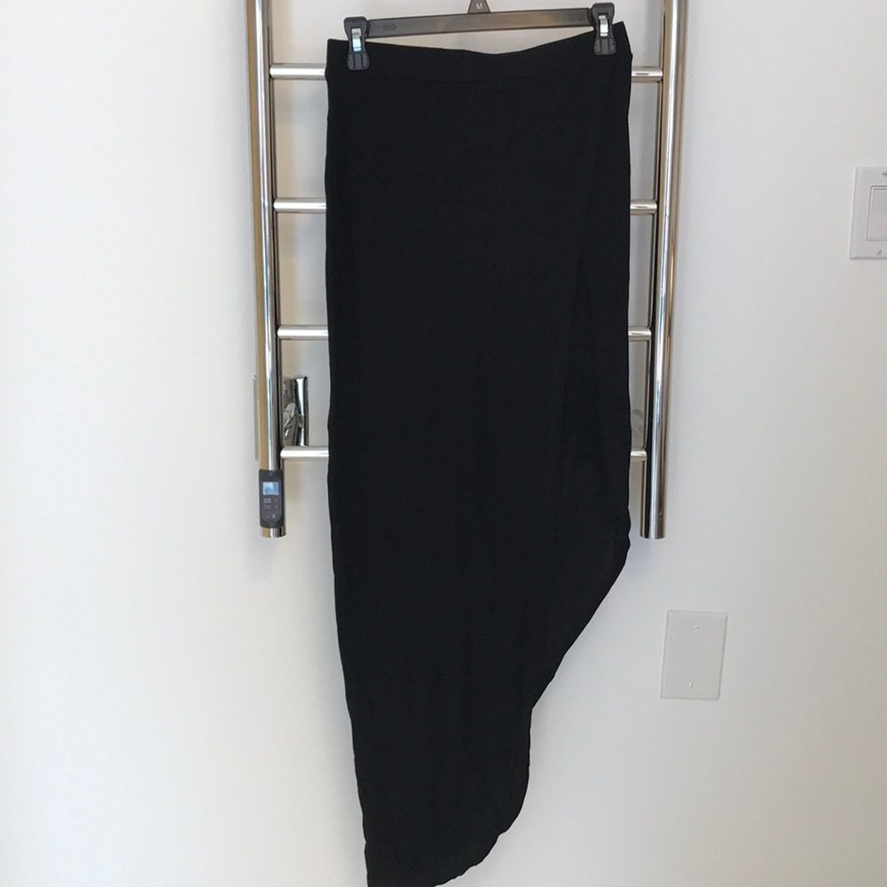 Asymmetric skirt